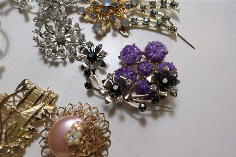 Group lot Vintage Costume Jewelry Brooches