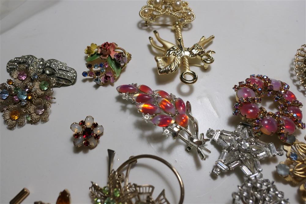 Group lot Vintage Costume Jewelry Brooches