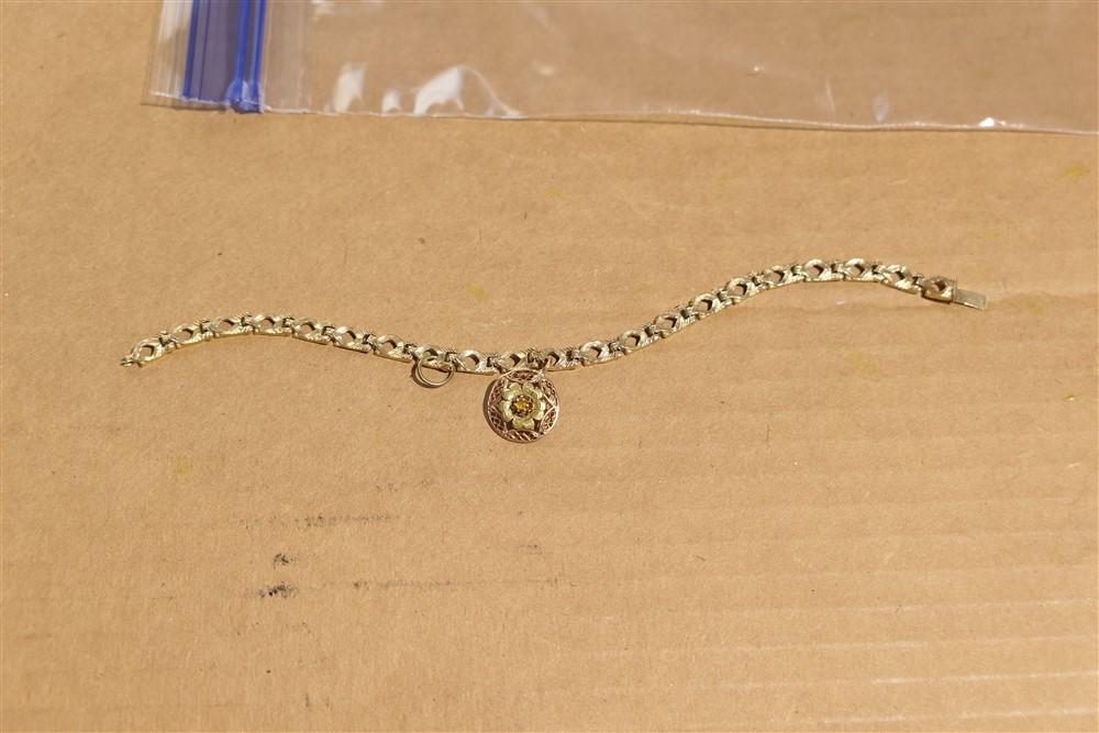 10 gold bracelet and charm - 8.6 grams.