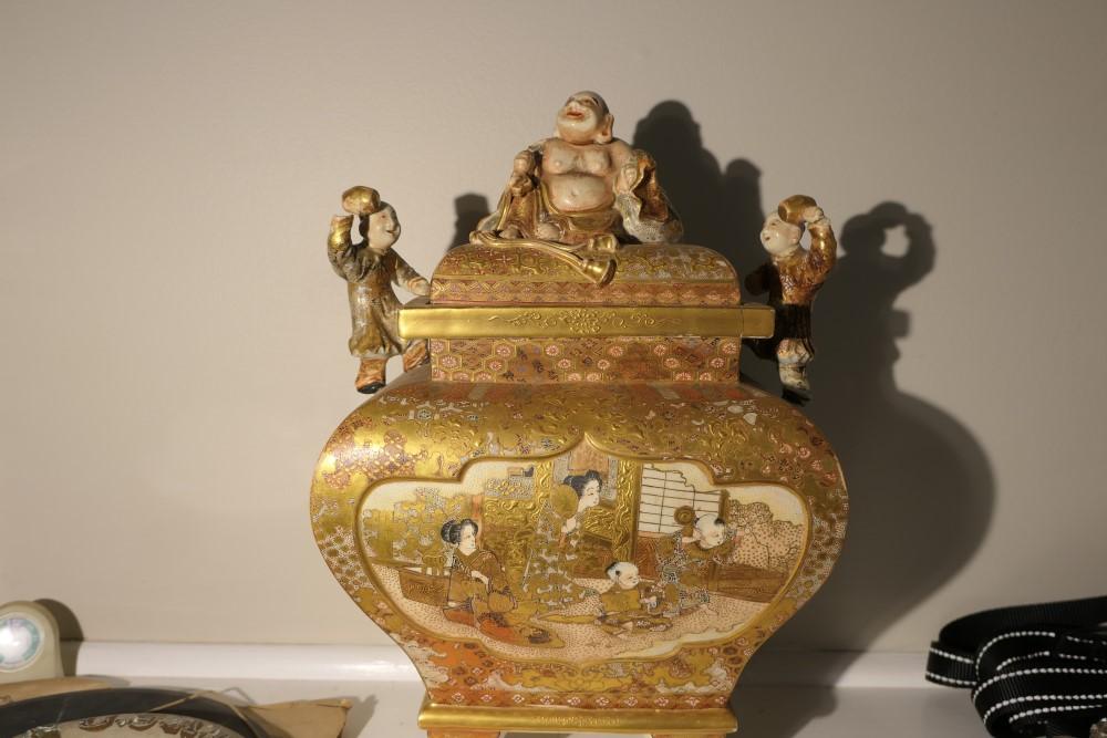 Fine Japanese Porcelain high-end Satsuma lidded Jar w/figures