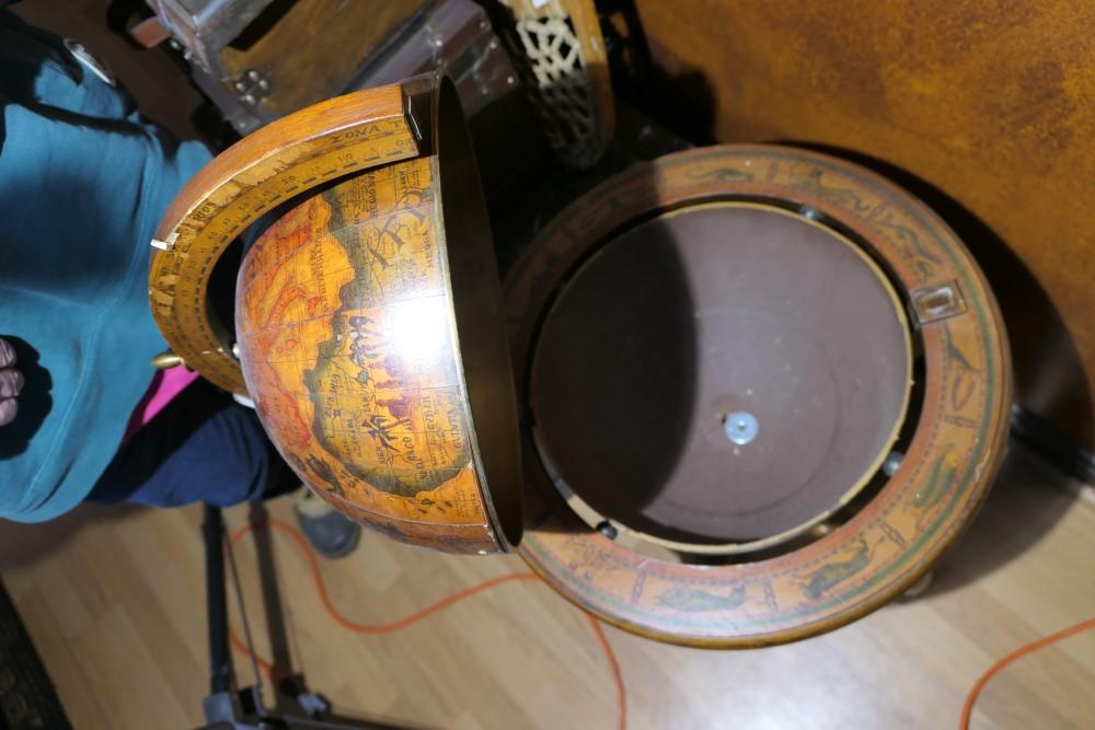 Nice globe form bar cabinet