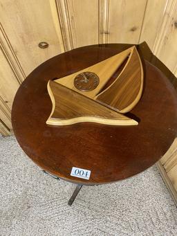 Round Duncan Phyfe type table w/Clock