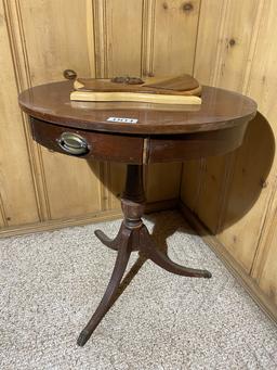 Round Duncan Phyfe type table w/Clock