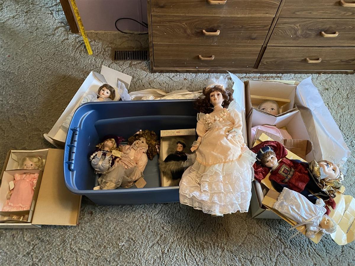 Large group lot of vintage dolls