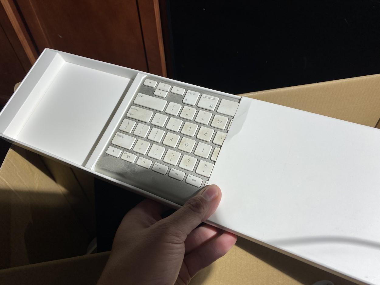 Apple iMac 21.5 Computer with keyboard, mouse in box