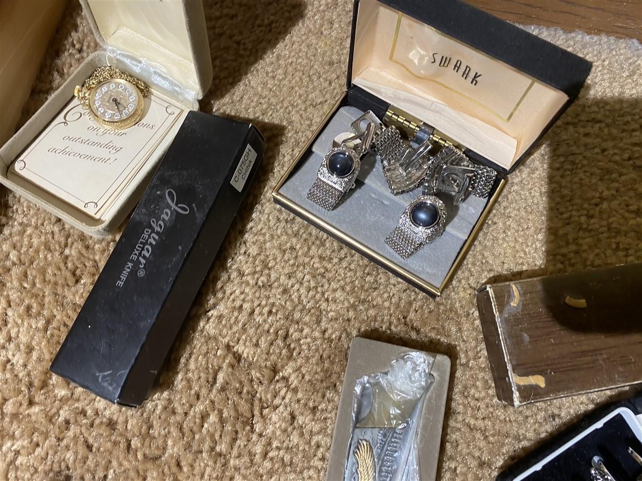 Group lot assorted vintage Men's jewelry, cufflinks etc