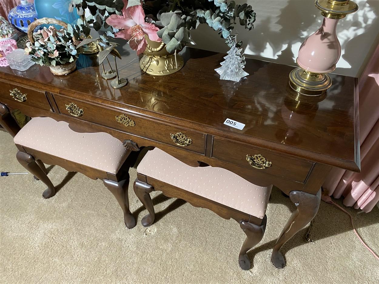 Pennsylvania House lamp table and stools