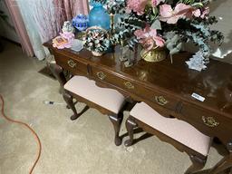 Pennsylvania House lamp table and stools