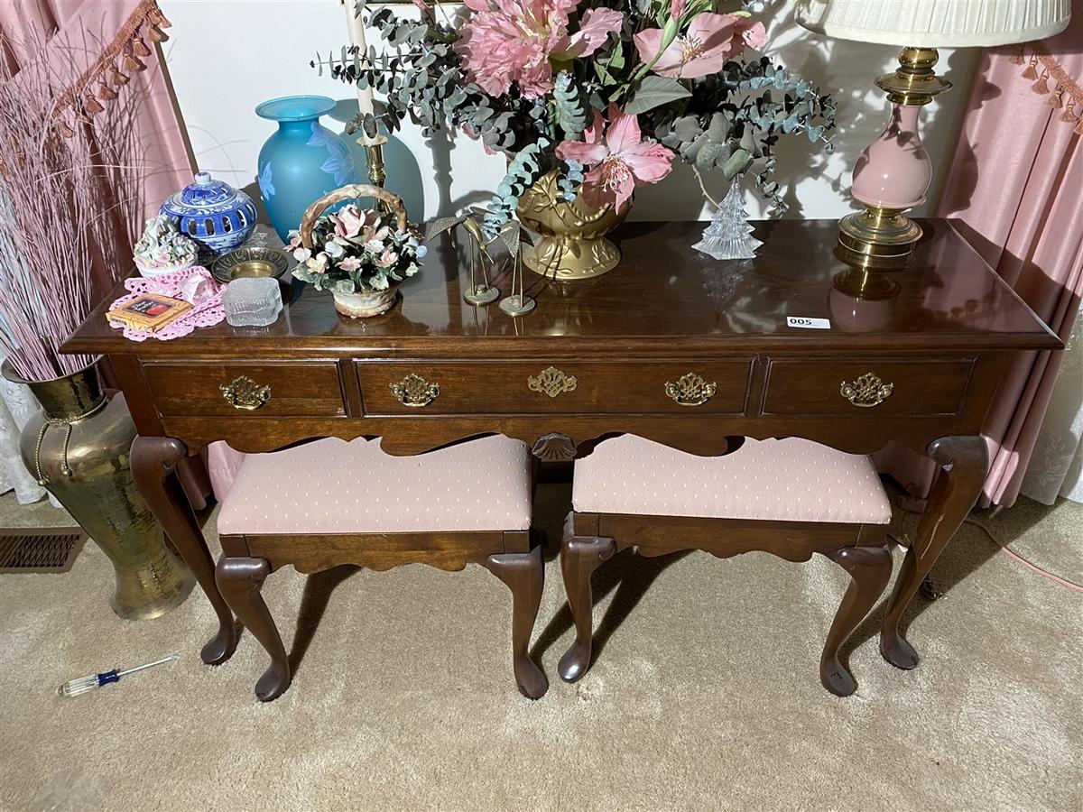 Pennsylvania House lamp table and stools
