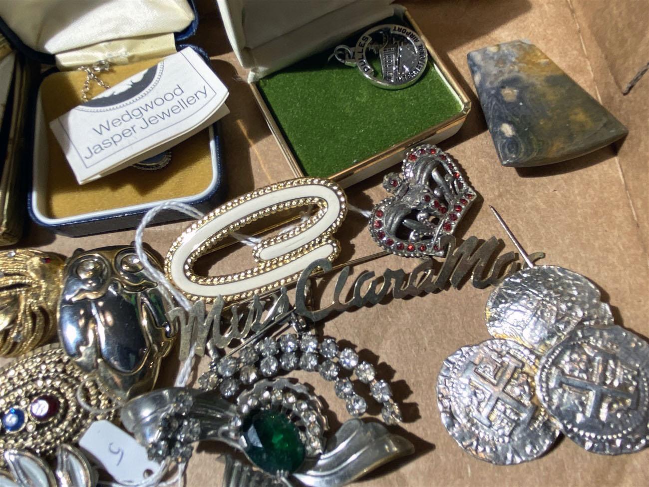 Lot of assorted vintage costume jewelry