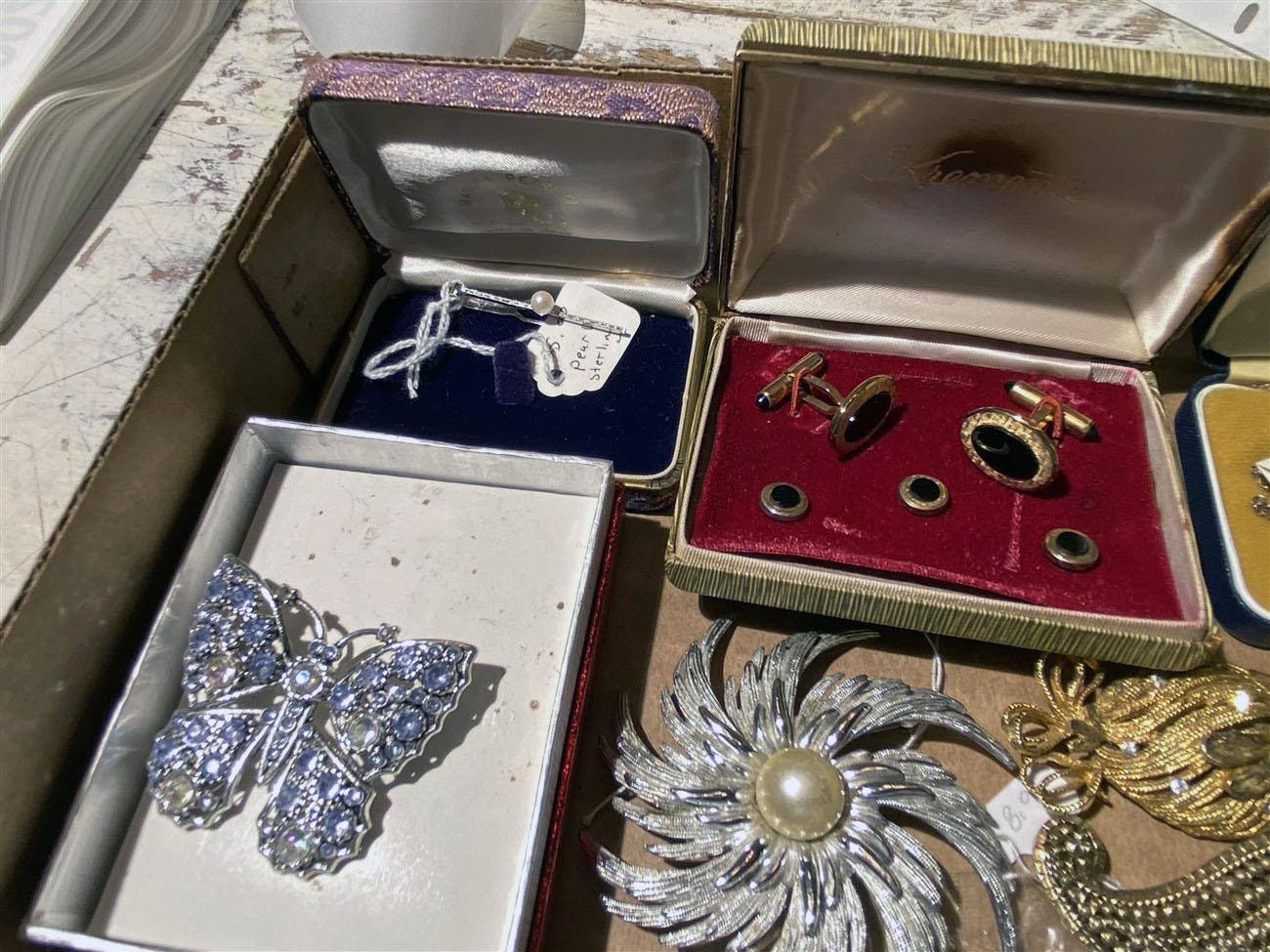 Lot of assorted vintage costume jewelry