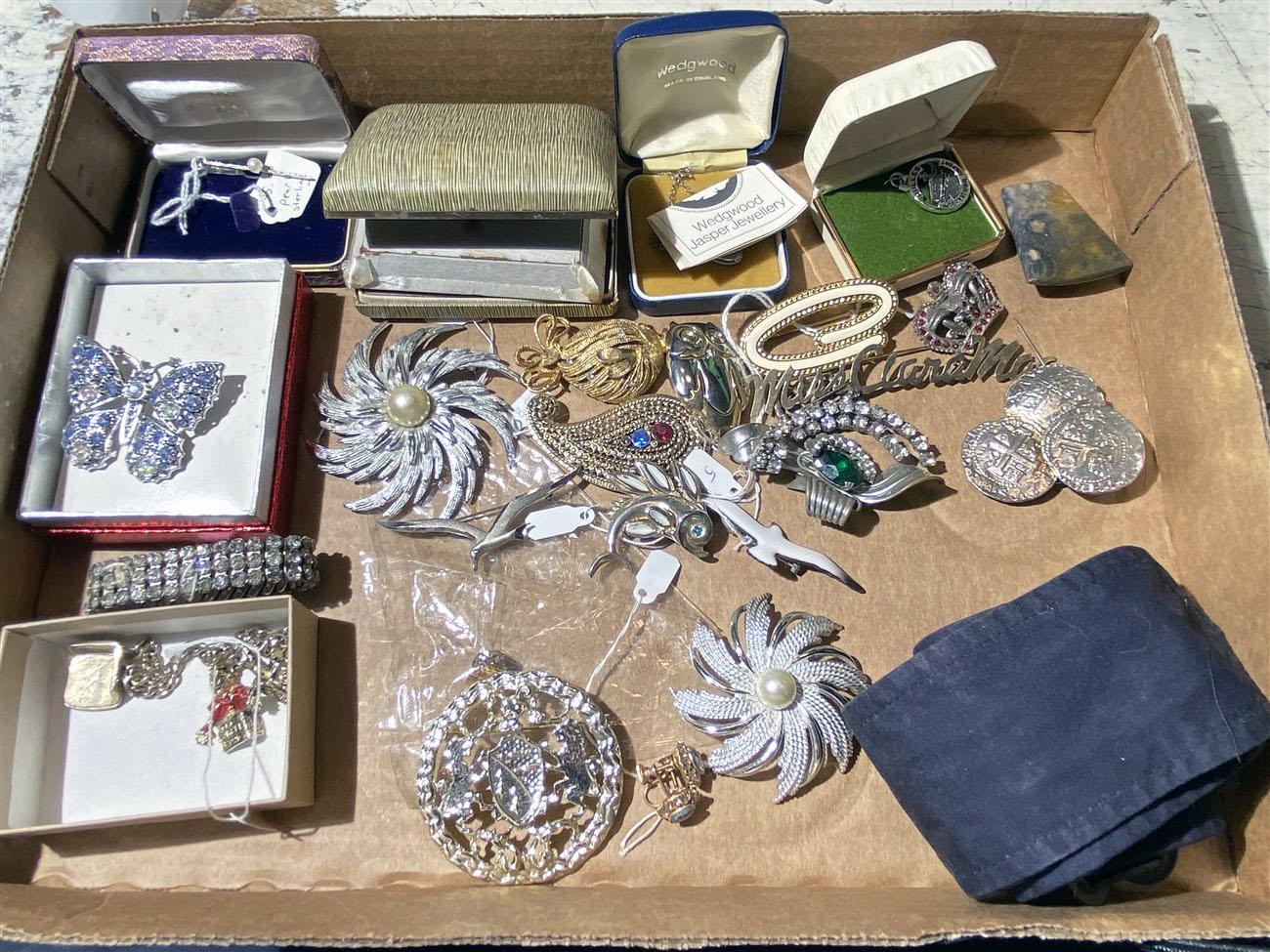 Lot of assorted vintage costume jewelry