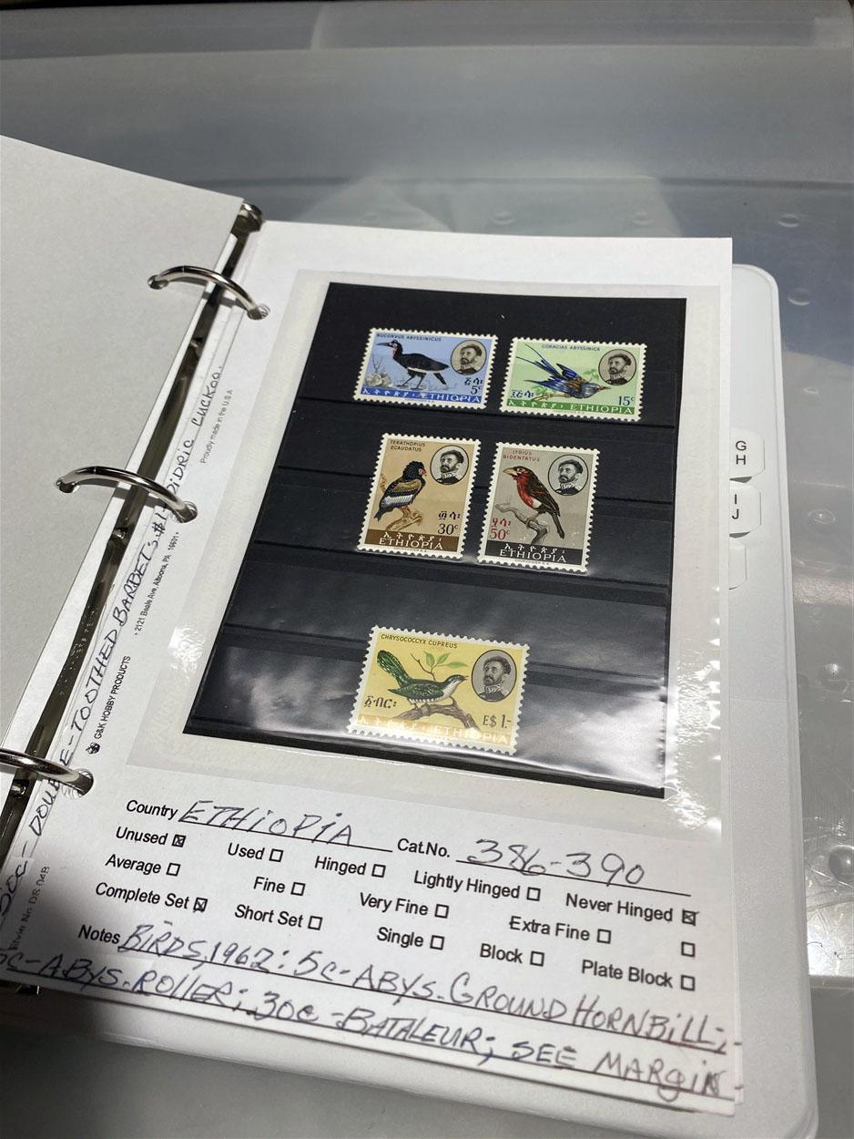 2 Binders of Stamps - Topical - Birds