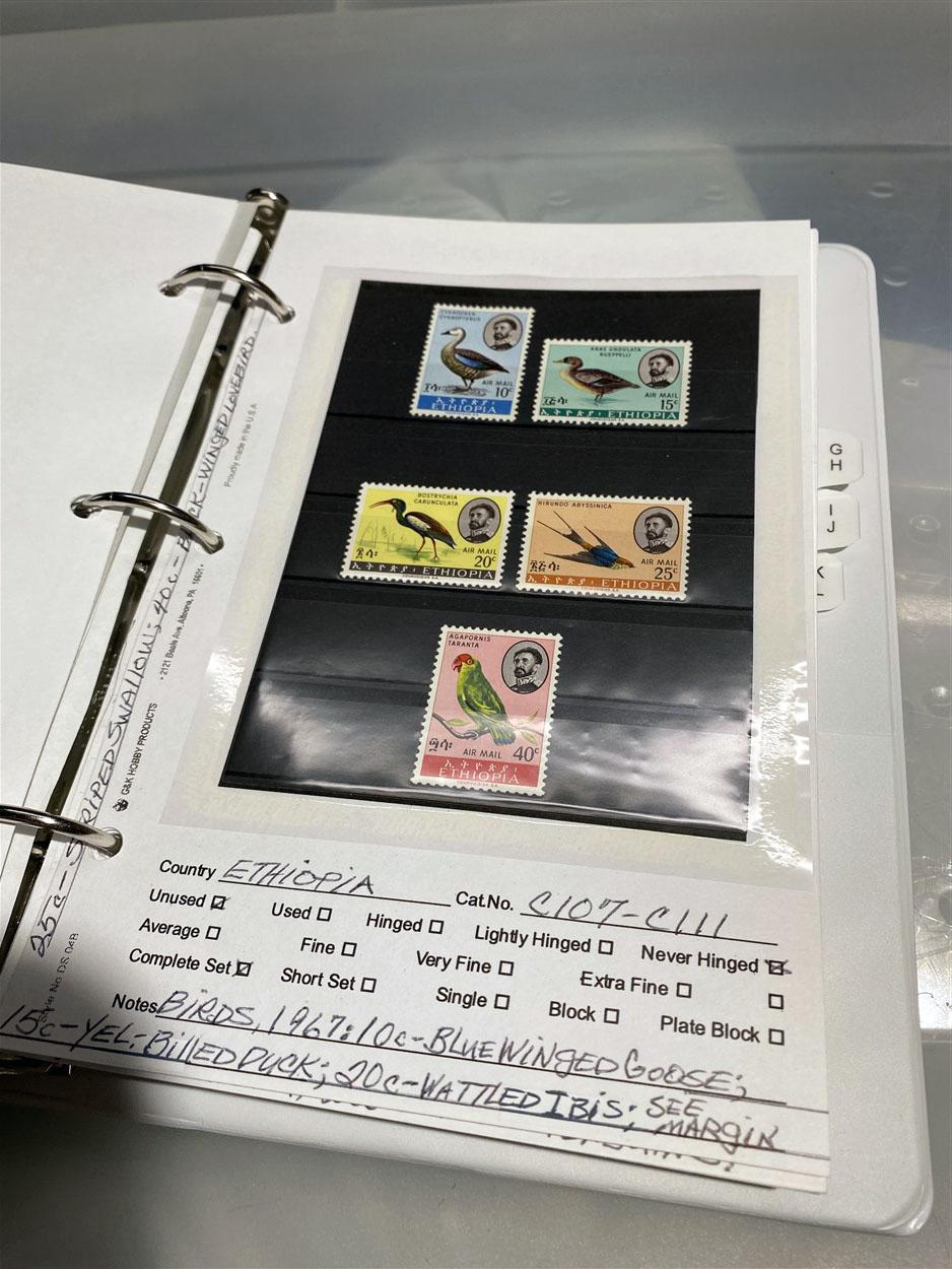 2 Binders of Stamps - Topical - Birds