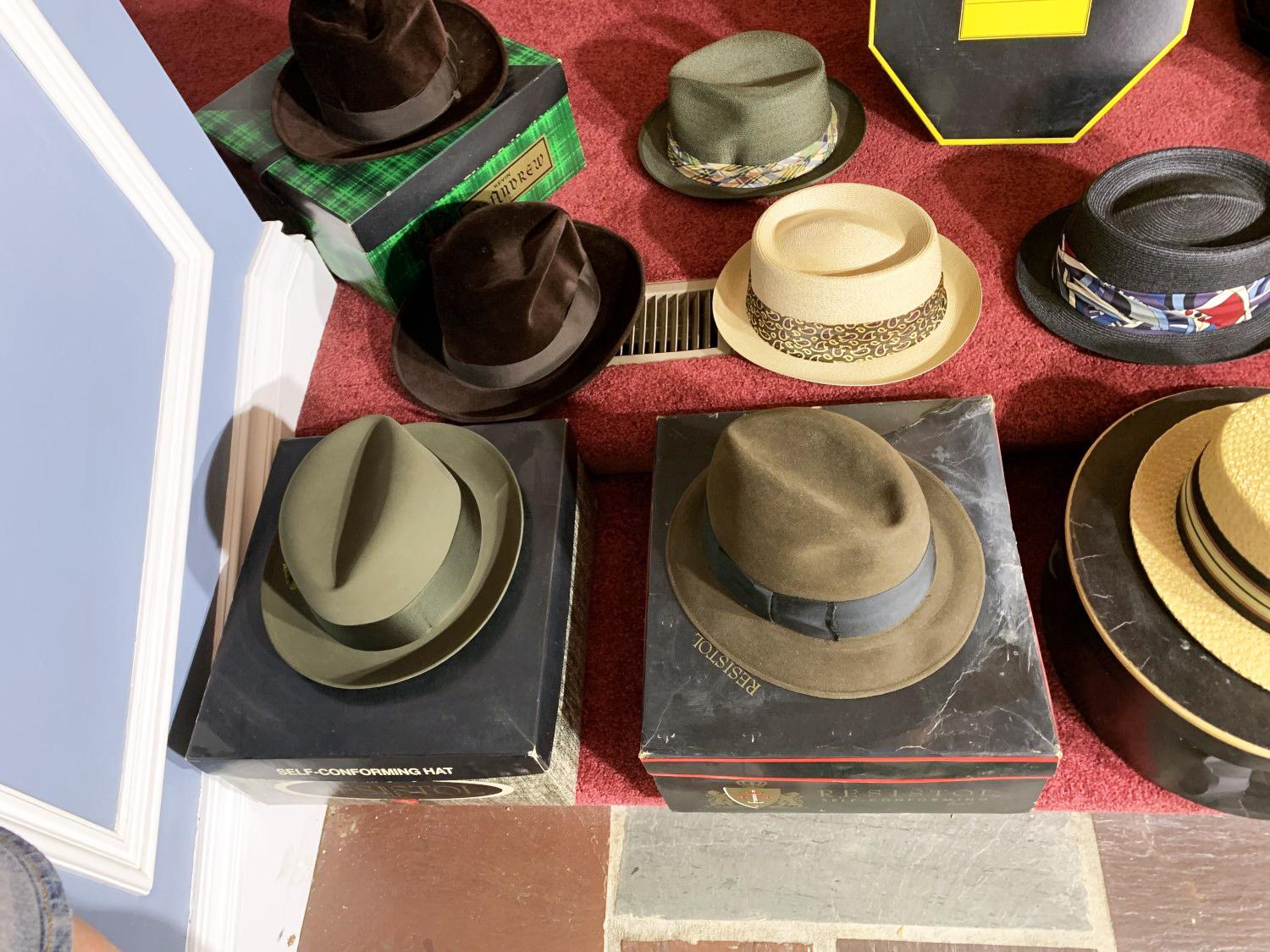 Huge lot of finer men's hats, fedoras in boxes