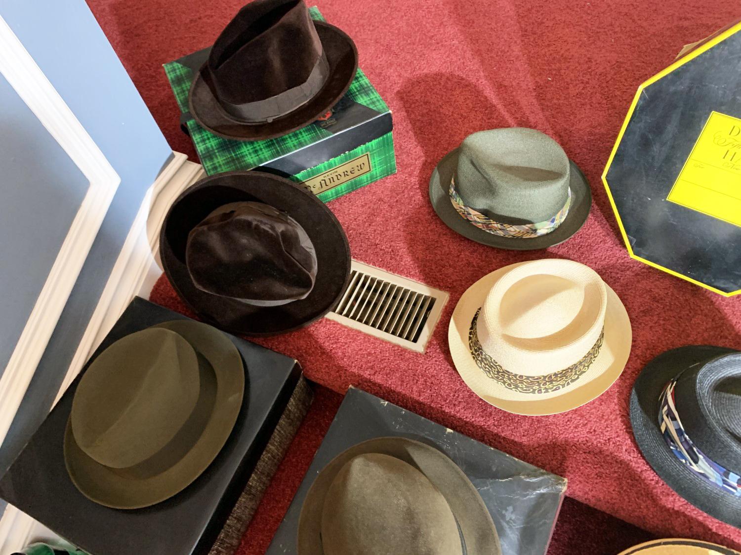 Huge lot of finer men's hats, fedoras in boxes
