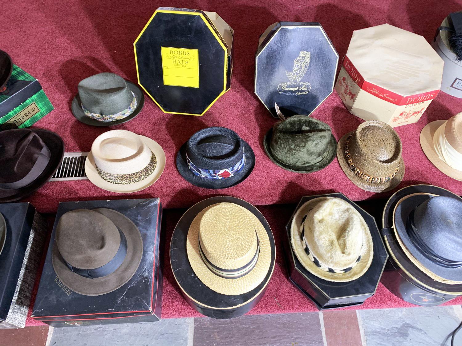 Huge lot of finer men's hats, fedoras in boxes