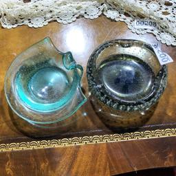 Pair of vintage ashtrays - controlled bubble