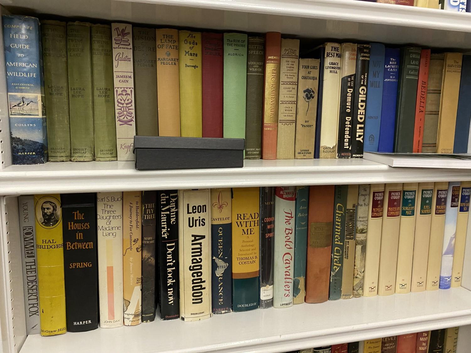 Contents of bookshelf lot - vintage books