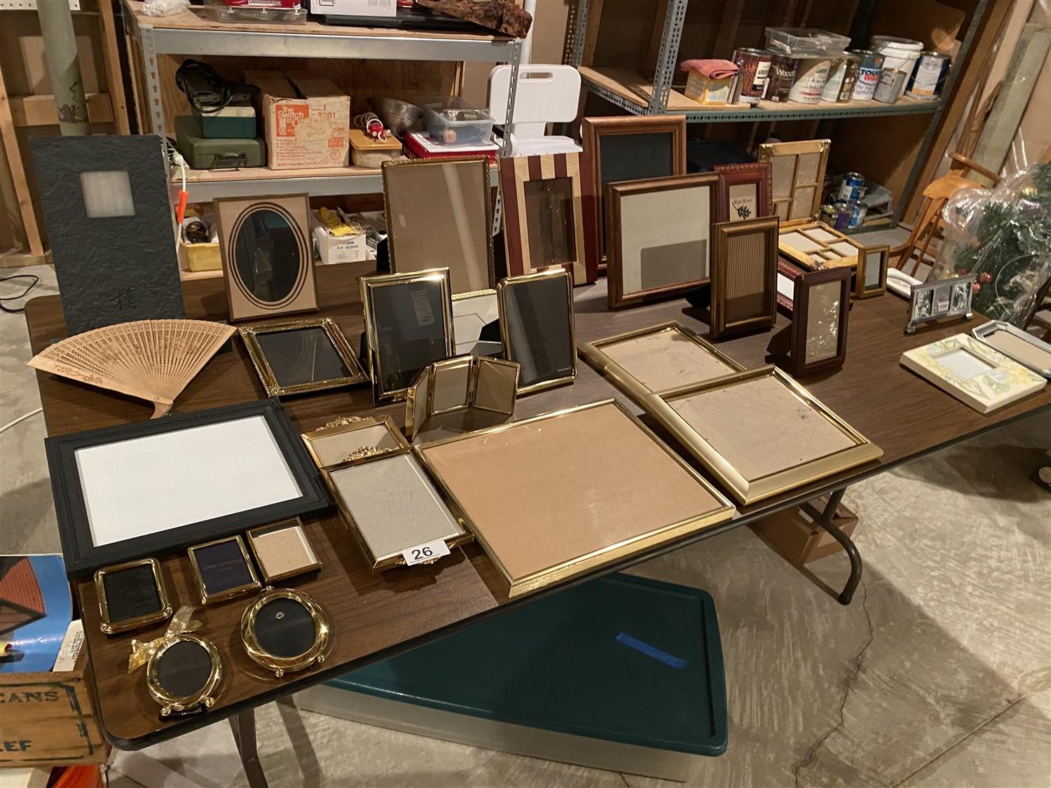 Table lot of picture frames