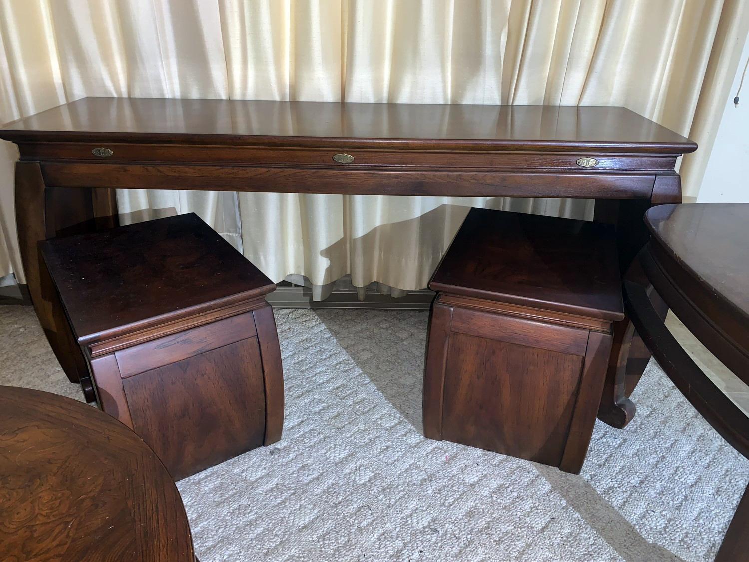 5 pieces of Beautiful Gordon's Furniture - Coffee table, end table, & Console table