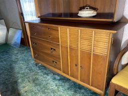 Nice Mid Century Modern Cabinet w/glass doors