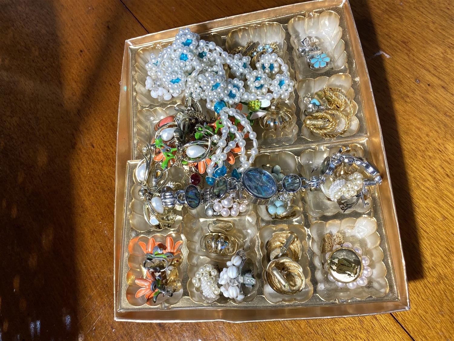 Group lot of vintage costume jewelry