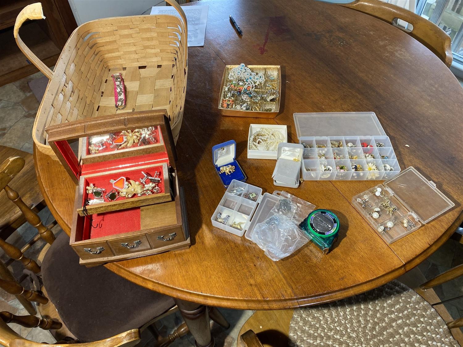 Group lot of vintage costume jewelry