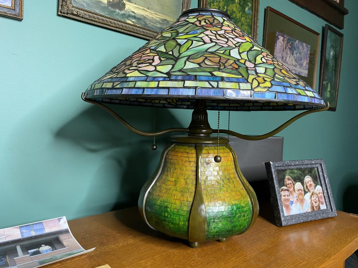 Quoizel Arts & Crafts Tiffany Style Stained Glass Lamp