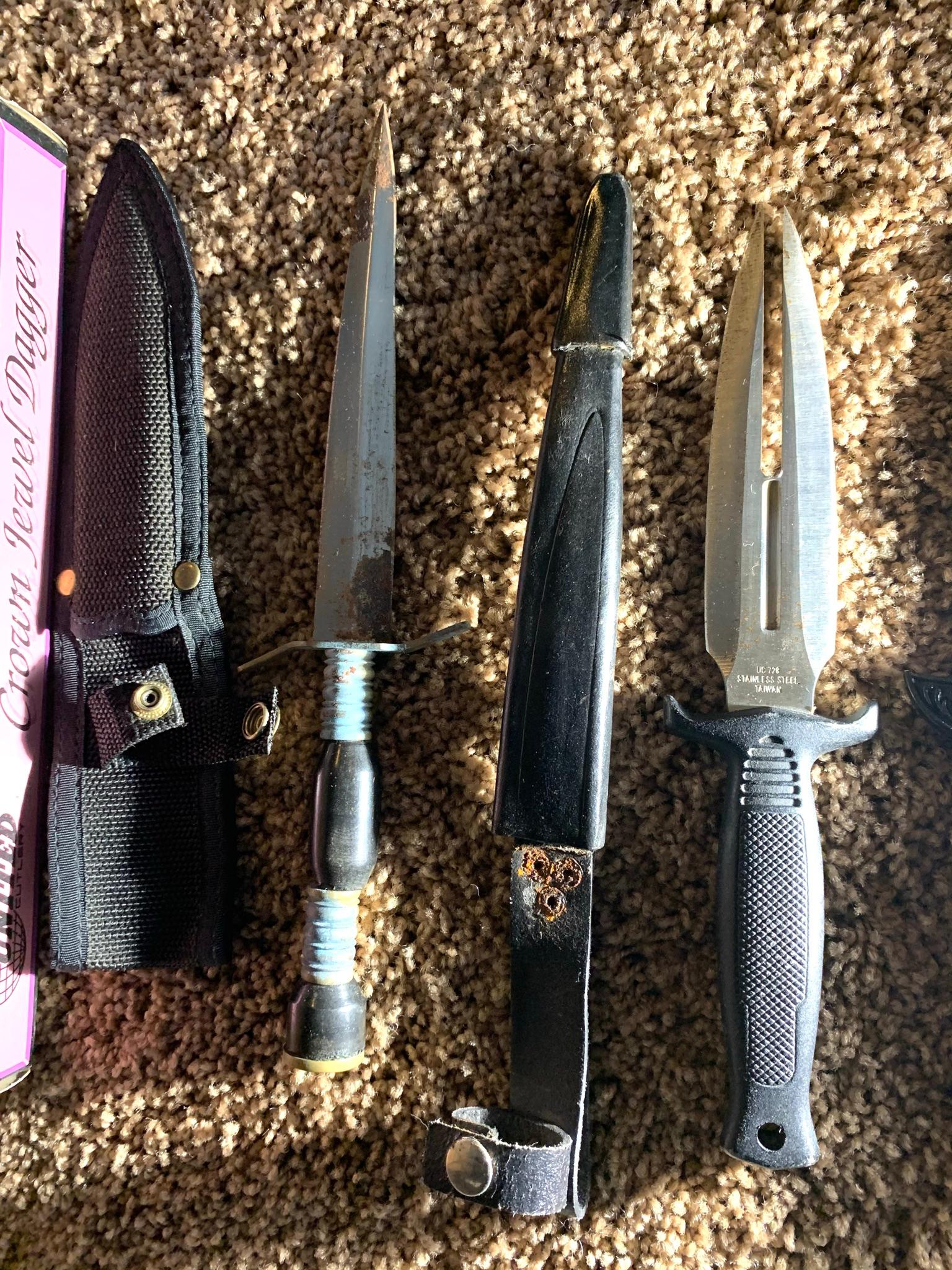 Group lot of collector knives including in box