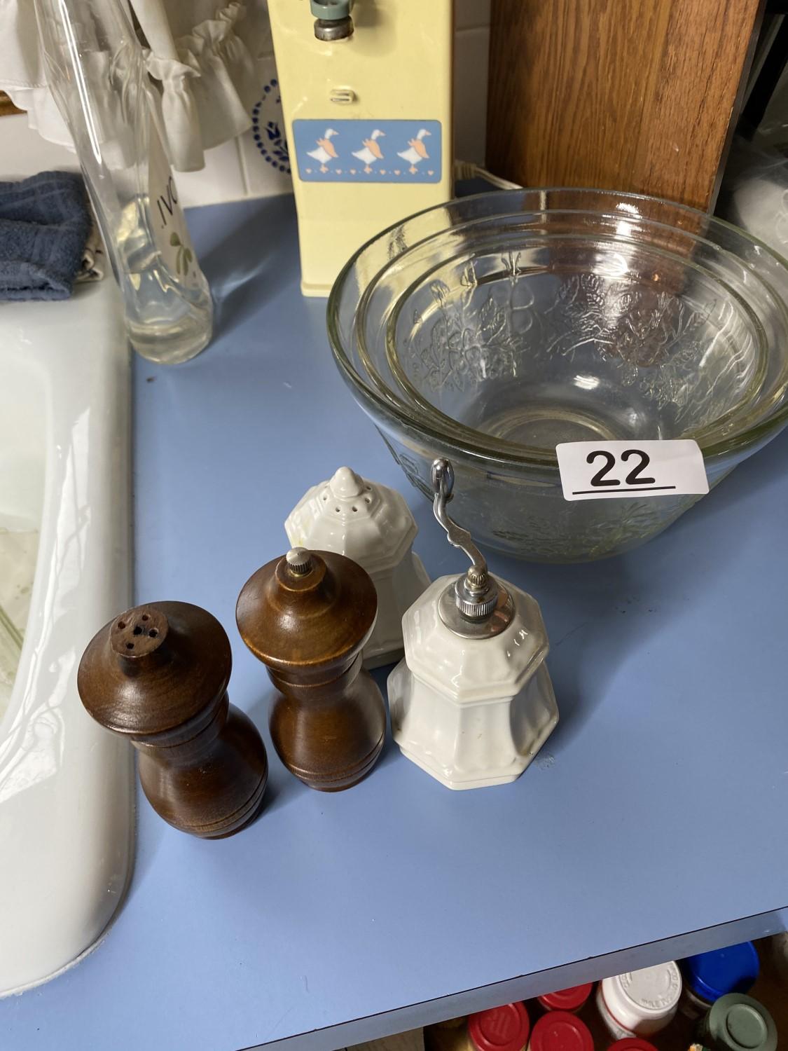 Vintage ceramics, bowls, kitchen items