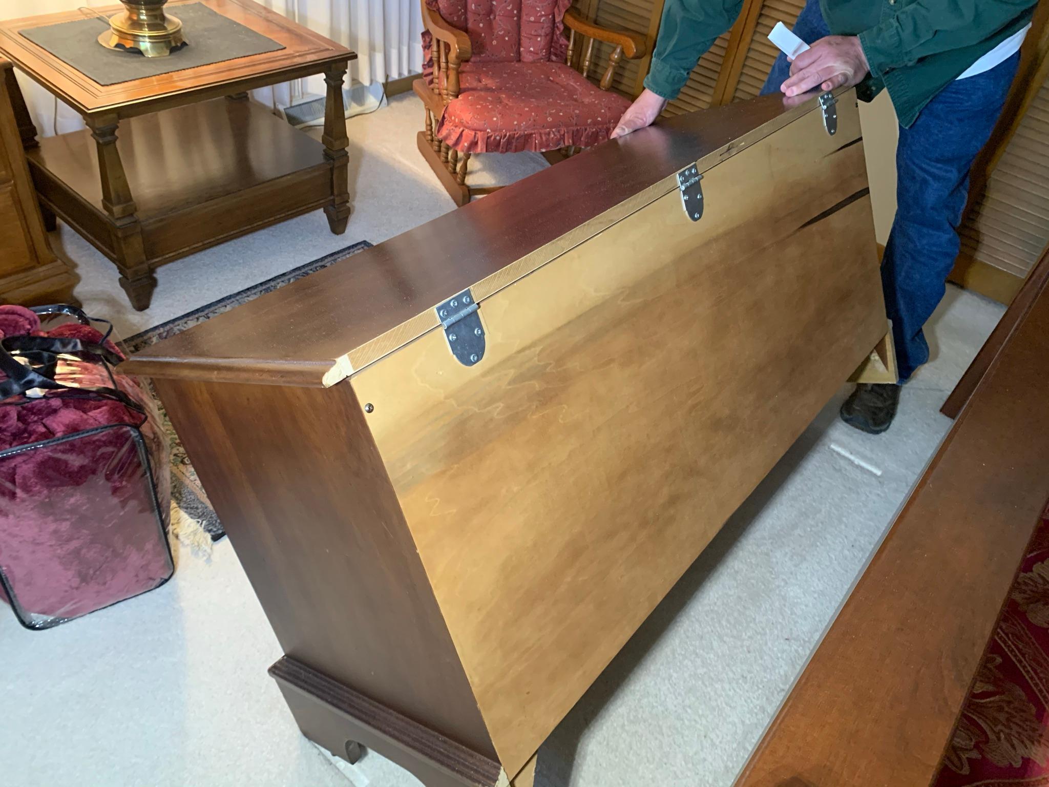 Lane Cedar Chest (NO KEY)