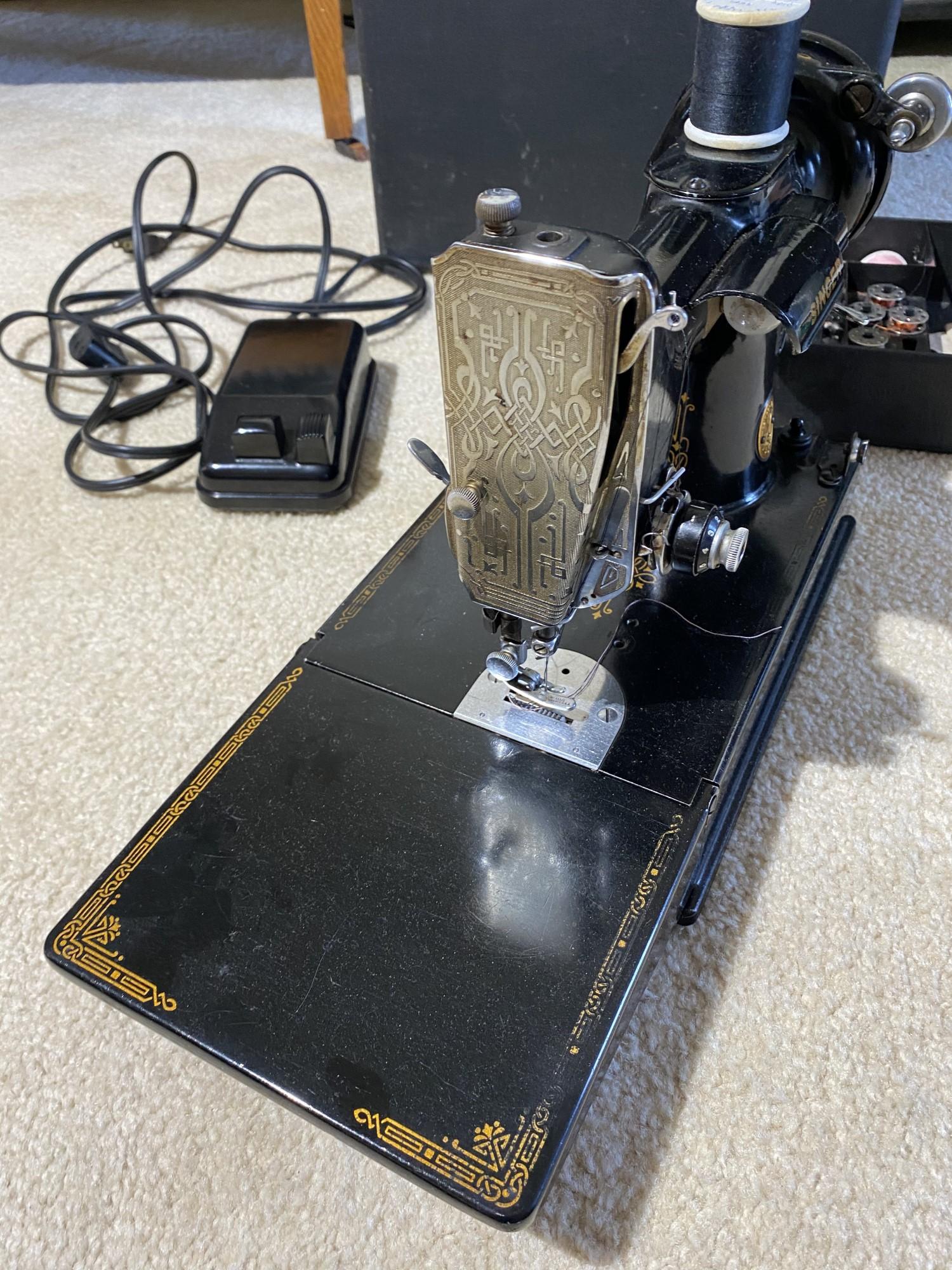 1940s Singer Featherlite Sewing Machine in Case