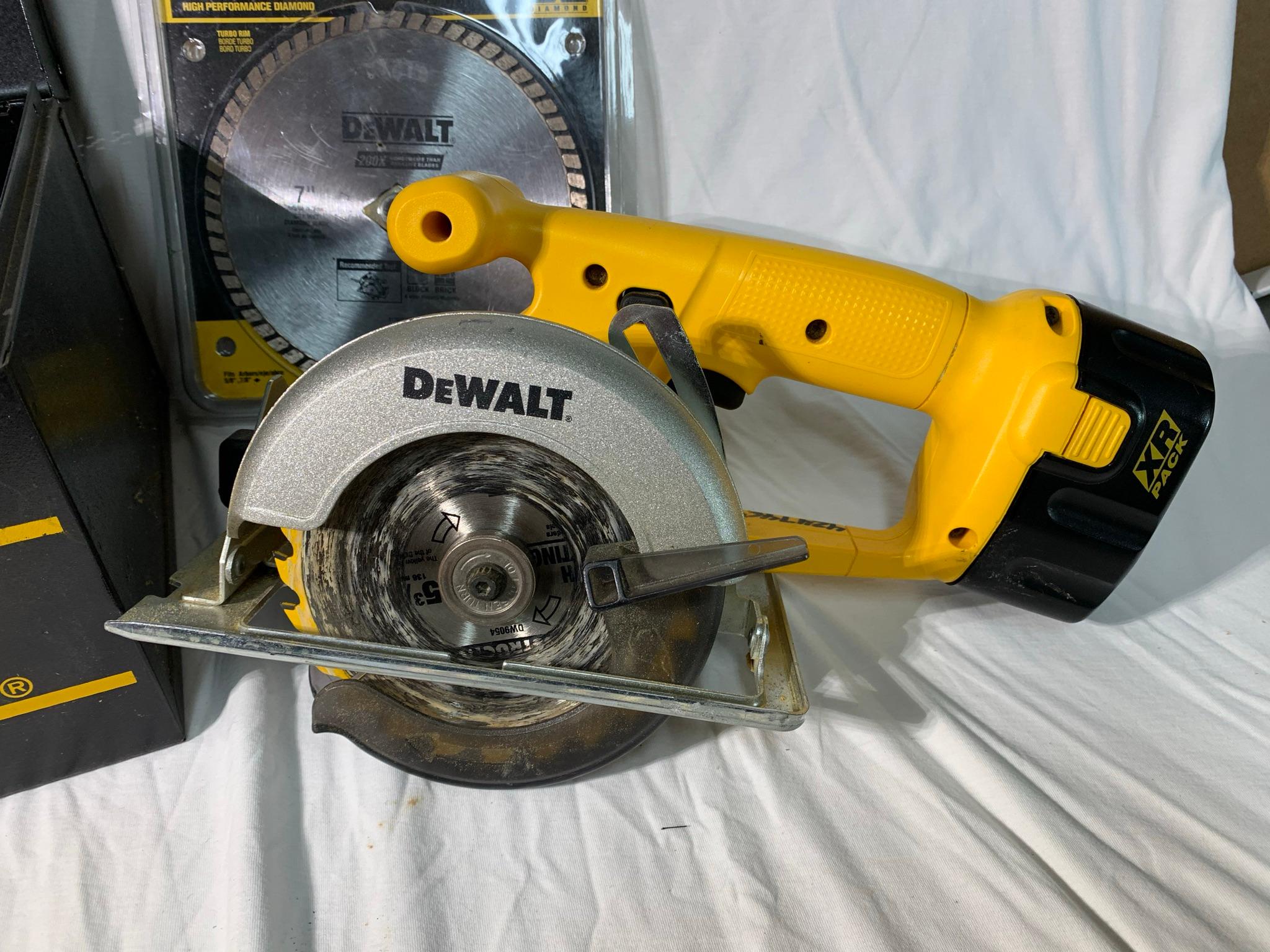 Dewalt Battery Powered Circular Saw with Extra Blade and Charger
