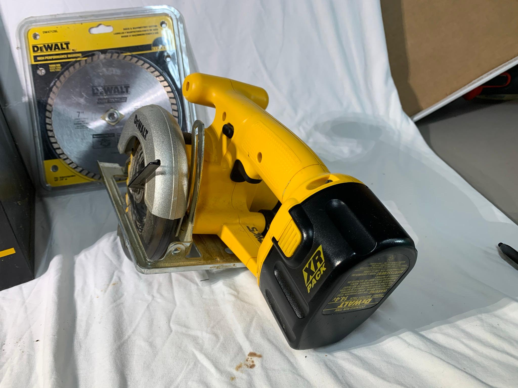 Dewalt Battery Powered Circular Saw with Extra Blade and Charger