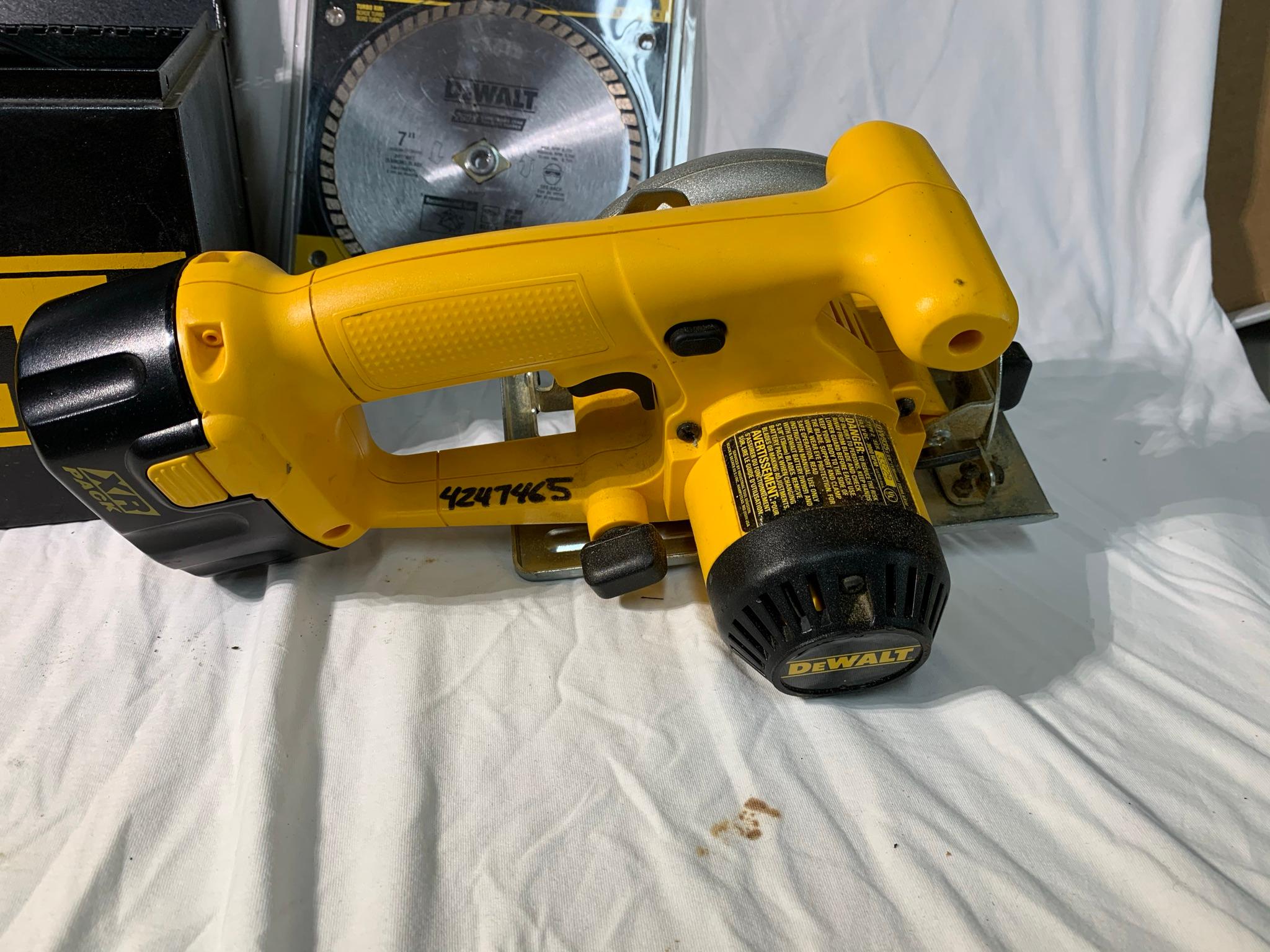 Dewalt Battery Powered Circular Saw with Extra Blade and Charger