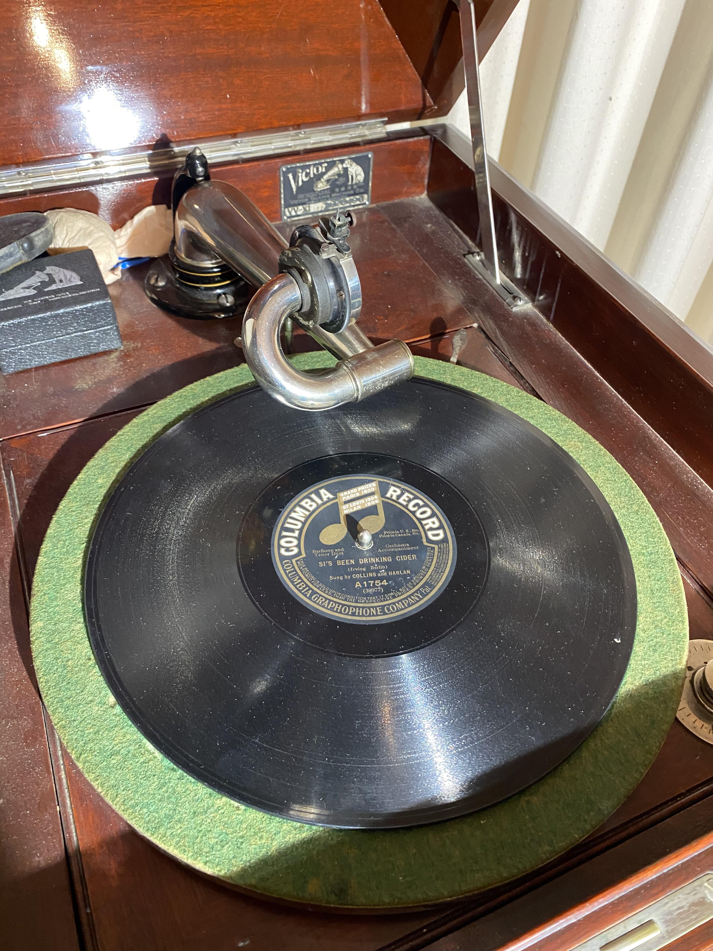 Antique VIctrola in Very Nice Condition