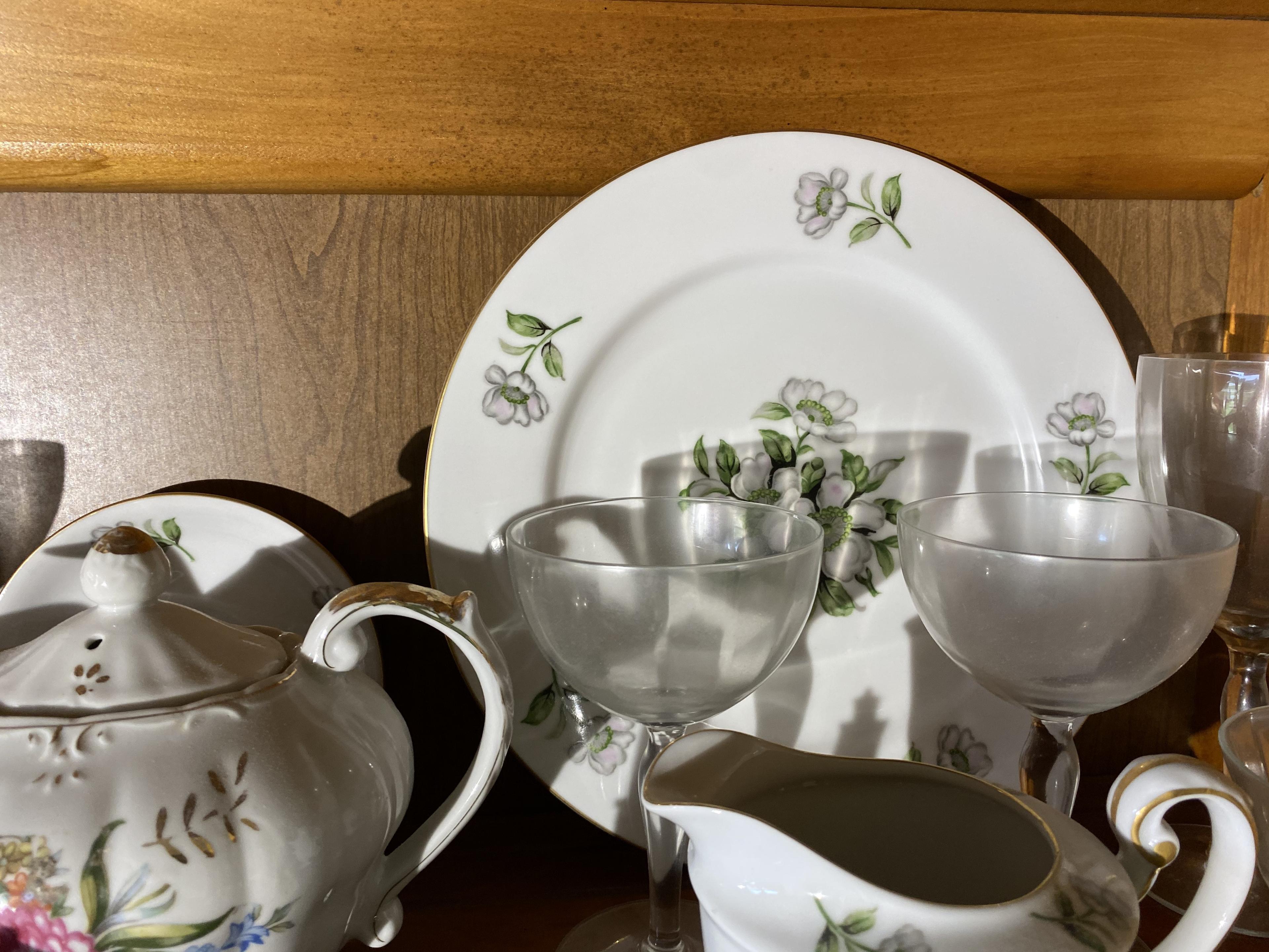 Contents of Hutch - Large China Set