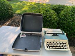 Vintage Galaxie Typewriter