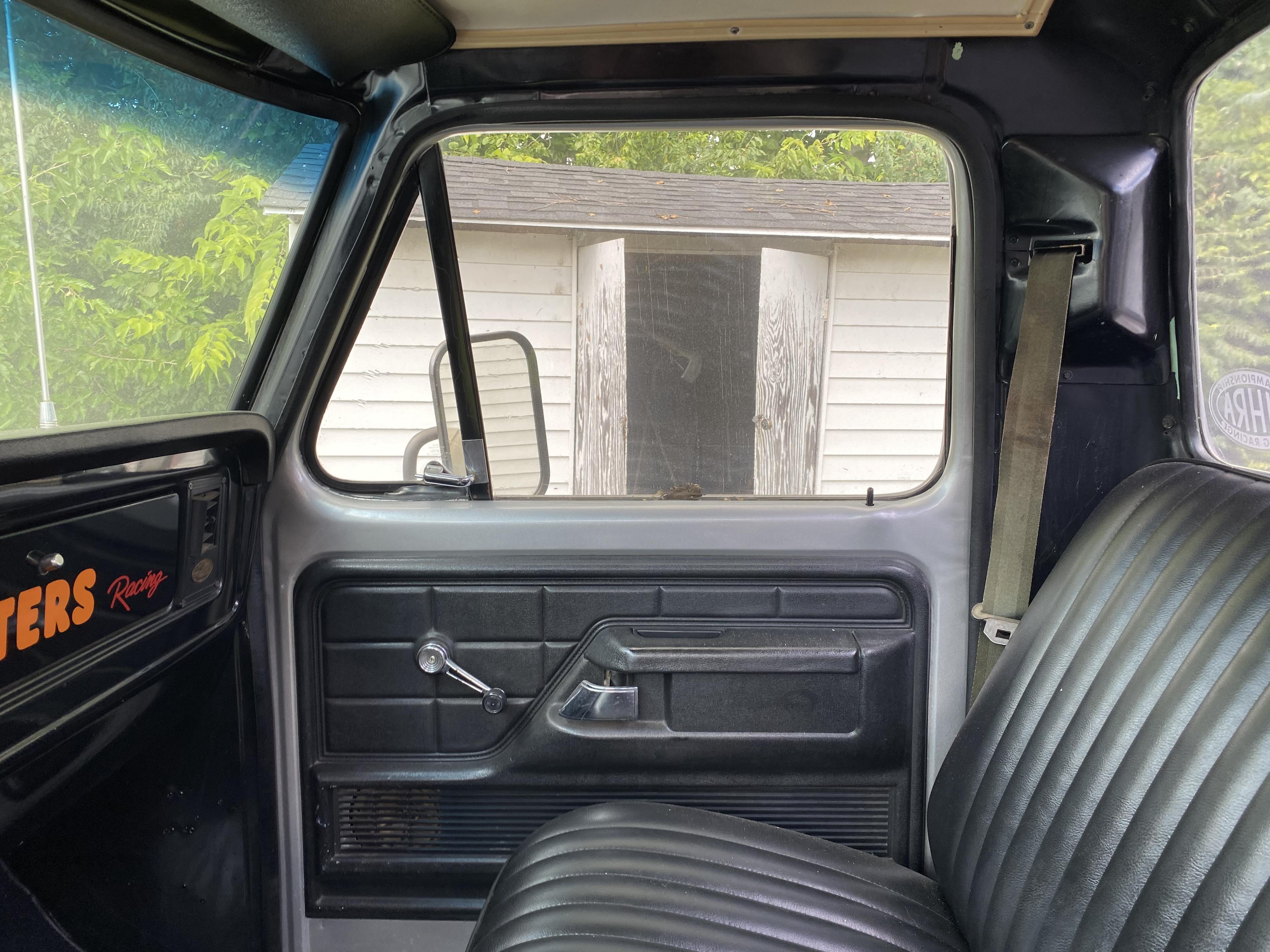 1977 Ford F100 Styleside Short Bed w/302 Engine