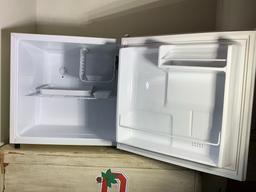 Sanyo Mini Fridge Model SR-172W.  Works