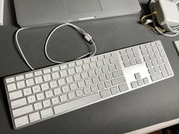 Apple MacBook Pro Laptop computer w/accessories