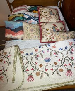 Full Size Quilt with Assorted Pillows