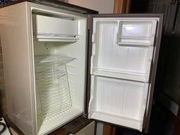 GE Mini Refrigerator / Freezer Combo Work Model TA4SLC