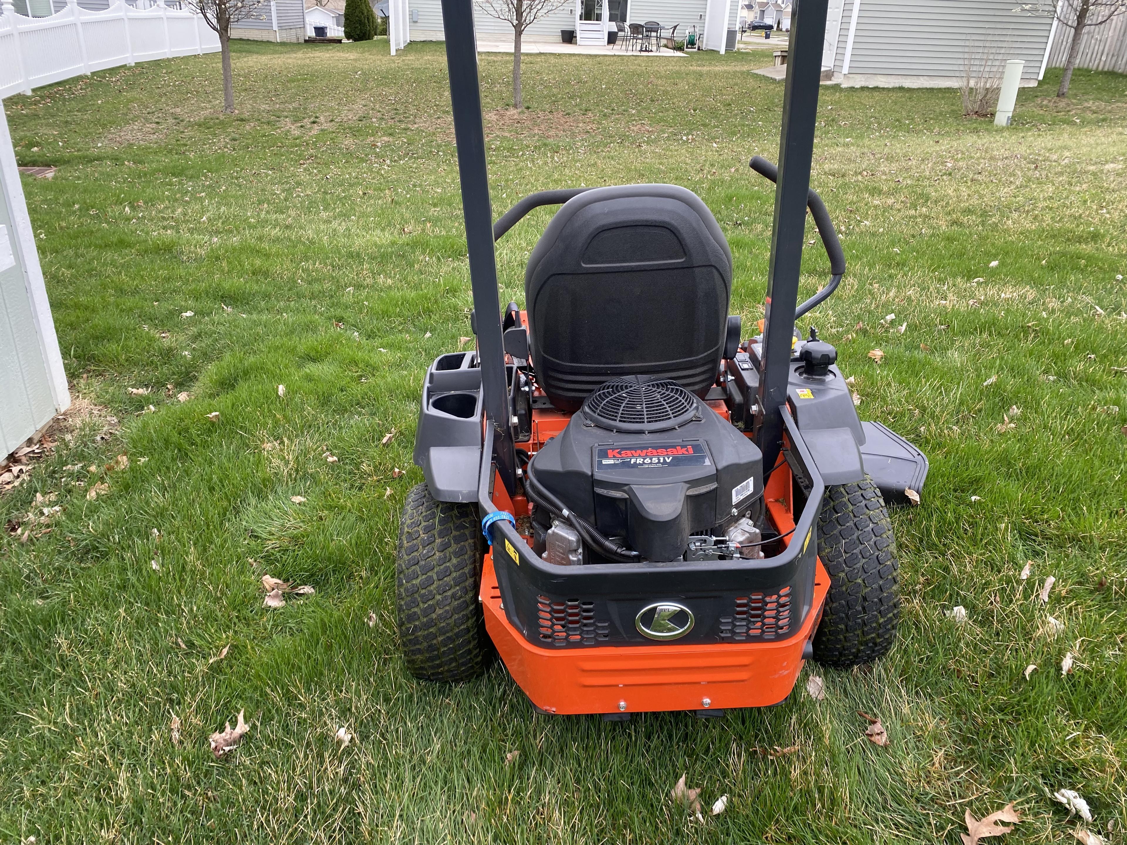 Kubota z122R Zero-Turn Kommander Lawn Mower w/42" Deck 85 hours