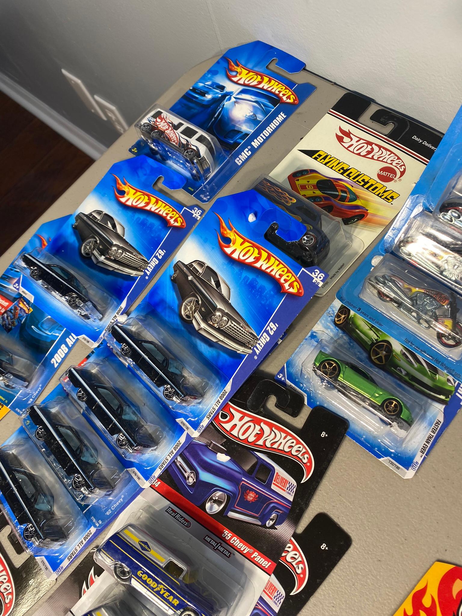 Very Large Lot of Hot Wheels Diecast Cars