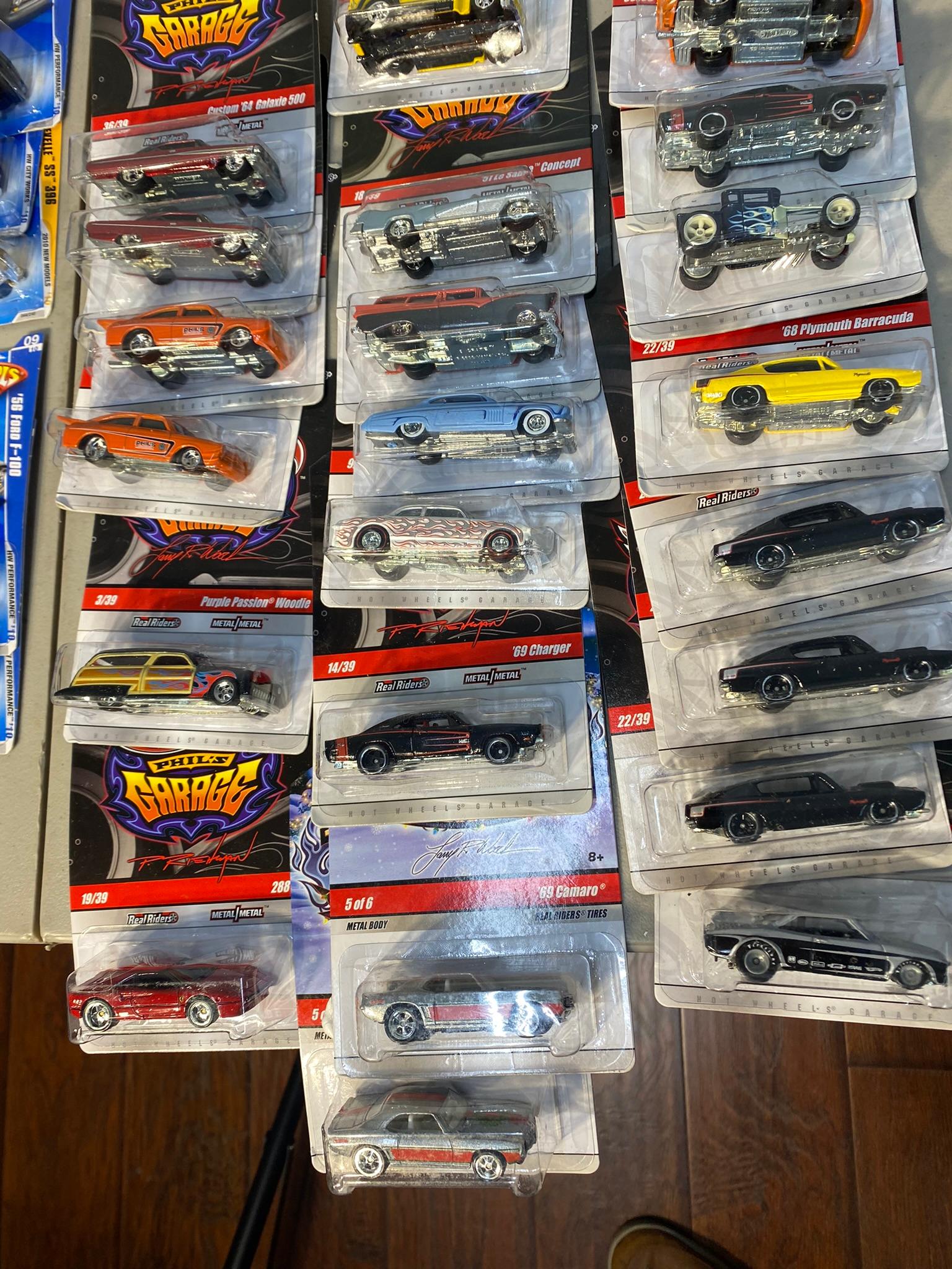 Very Large Lot of Hot Wheels Diecast Cars