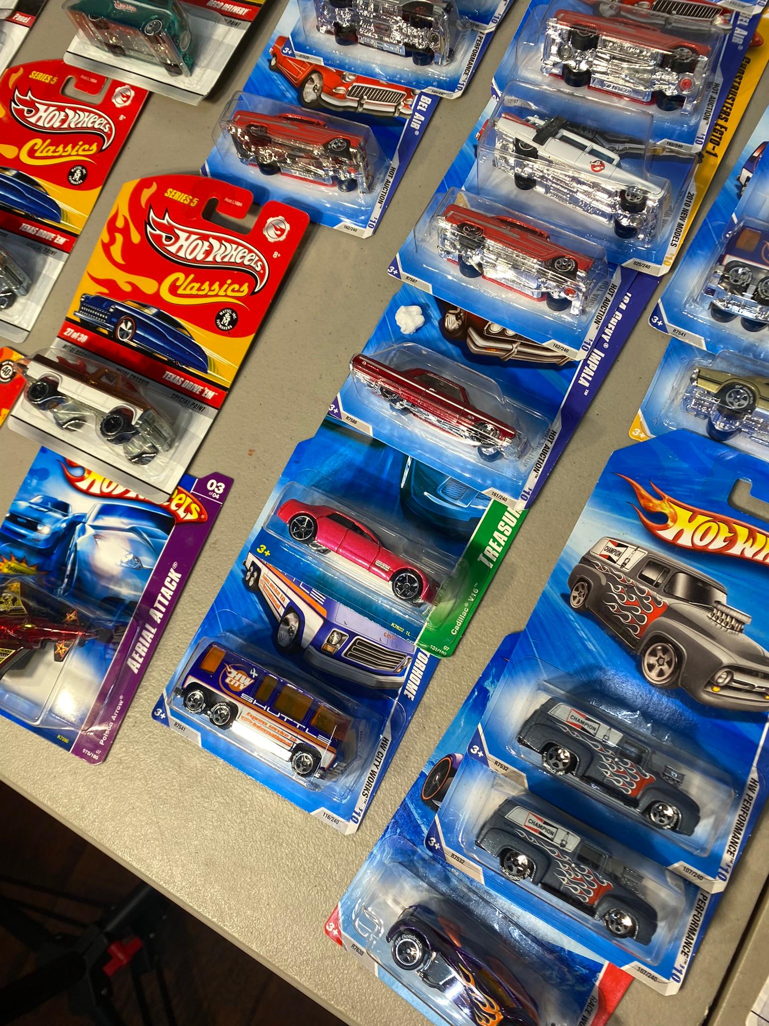 Very Large Lot of Hot Wheels Diecast Cars