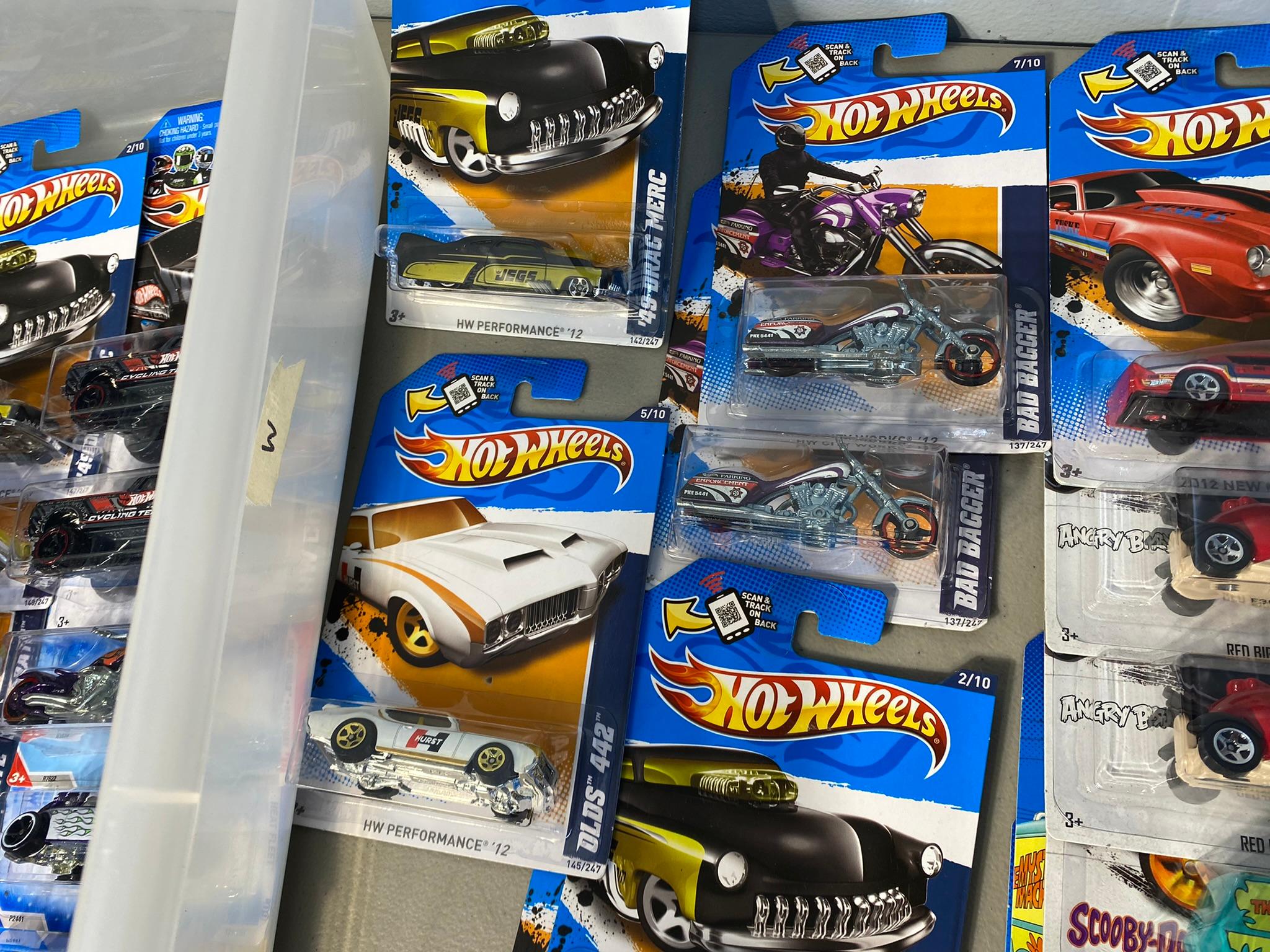 Very large lot of hot wheels diecast cars