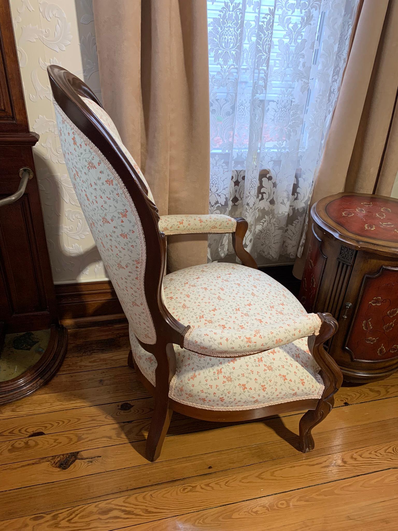 2 Parlor Chairs with Round Side Stand